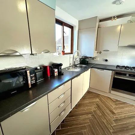 Modern Duplex In 그레이스톤스